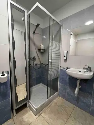 Un baño de Piso completo a pocos metros de la playa
