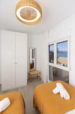 Cama o camas de una habitación en Apartamento frente a la playa de Las Canteras S1