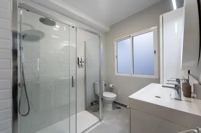Un baño de House near the beach with rooftop and BBQ