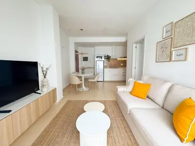 Una televisión o centro de entretenimiento en Peaceful Beach House by CanaryScape
