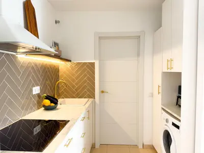 Una cocina o zona de cocina en Peaceful Beach House by CanaryScape