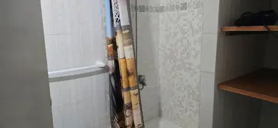 Un baño de Rooms Plaza hierro