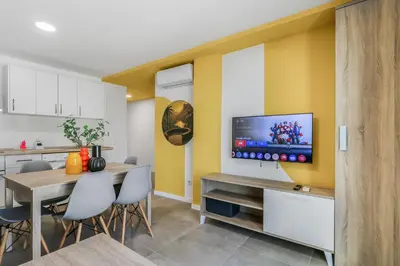 Una televisión o centro de entretenimiento en Penthouse City Hub Stay