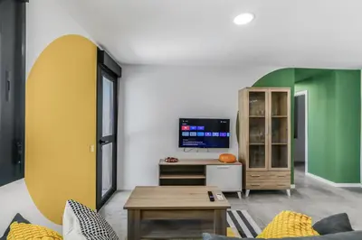 Una televisión o centro de entretenimiento en Penthouse City Hub Stay