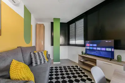 Una televisión o centro de entretenimiento en City Hub Stay