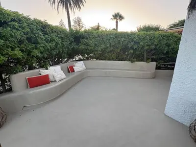 Jardín al aire libre en Precioso apartamento de playa con jardín privado