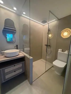 Un baño de Precioso apartamento de playa con jardín privado