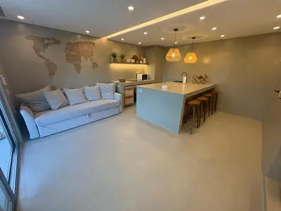 Zona de estar de Precioso apartamento de playa con jardín privado