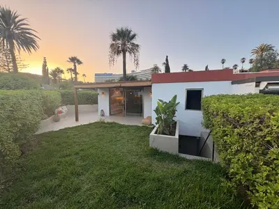 Jardín al aire libre en Precioso apartamento de playa con jardín privado