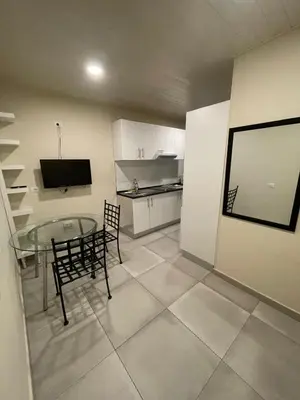 Una cocina o zona de cocina en Apartamento con jardín y pequeña piscina privada para refrescarse