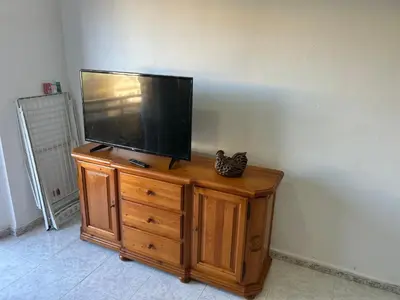 Una televisión o centro de entretenimiento en Apartamento Las Canteras