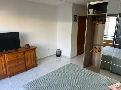 Una televisión o centro de entretenimiento en Apartamento Las Canteras
