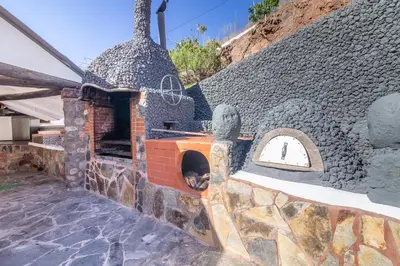 Barbacoa disponible para clientes en el hostal o pensión