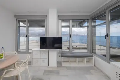Una televisión o centro de entretenimiento en Bright Flat - Beachfront Las Canteras