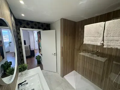 Un baño de Apartamento con vistas al mar piso 16 y a 5 min de la playa de Las Canteras CASA CARMELA