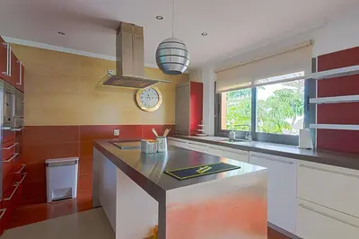 Una cocina o zona de cocina en Villa Amadores con piscina privada