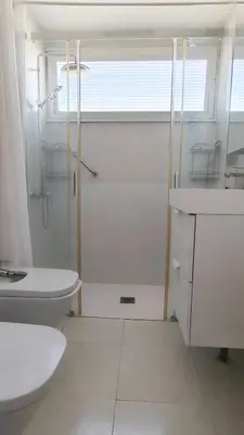 Un baño de Apartment with view just steps from the beach