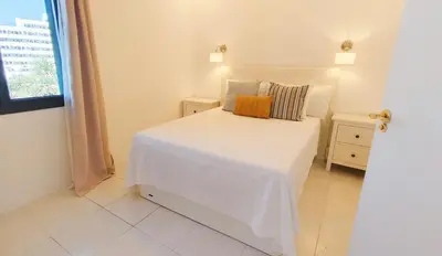 Cama o camas de una habitación en Apartment with view just steps from the beach