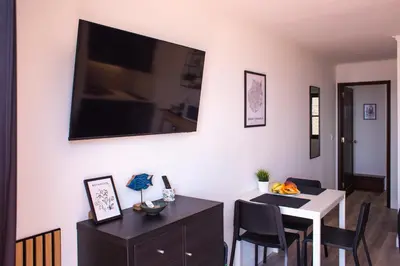 Una televisión o centro de entretenimiento en Cura Feliz