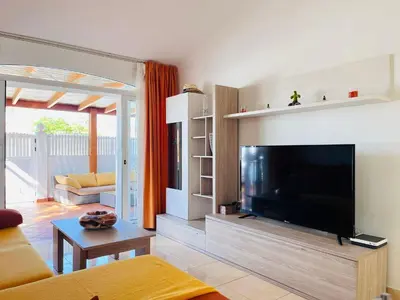Una televisión o centro de entretenimiento en Santa Barbara Tropical by Alquiler de Sueno - 2 private terraces