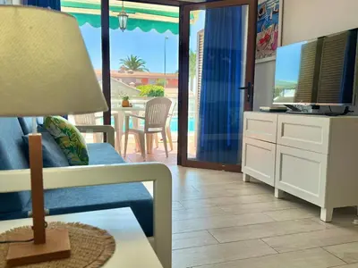 Una televisión o centro de entretenimiento en Los Balandros 111 by SunHousesCanarias