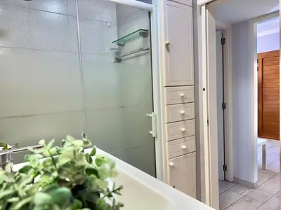 Un baño de Los Balandros 111 by SunHousesCanarias