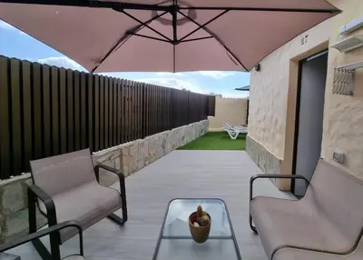 Zona de estar de bungalow in the center of playa del inglés