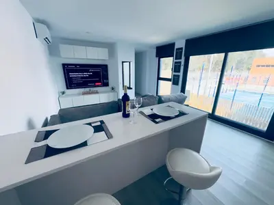 Una televisión o centro de entretenimiento en Modern Concept, Seaside Apartment
