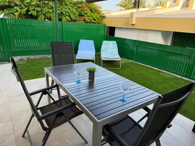Un patio o zona al aire libre en Ideal Bungalow with a terrace