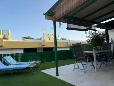 Un patio o zona al aire libre en Ideal Bungalow with a terrace