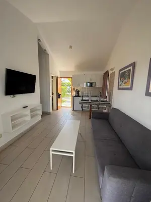 Una televisión o centro de entretenimiento en Secret Bungalow, Los Arcos