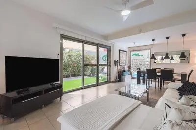 Una televisión o centro de entretenimiento en Villa Calma Tauro, Golf, Beach and Relax