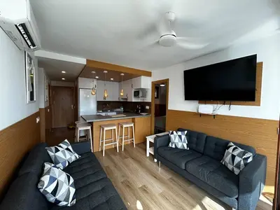 Una televisión o centro de entretenimiento en Modern spacious 3 bedroom apartment In Playa Del Ingles