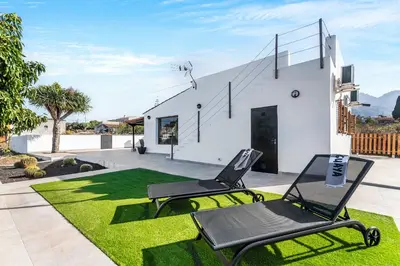 Jardín al aire libre en Home2Book Country Stay with Terrace BBQ