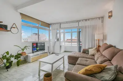 Una televisión o centro de entretenimiento en Leo's House Las Canteras 1BR