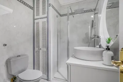 Un baño de Leo's House Las Canteras 1BR