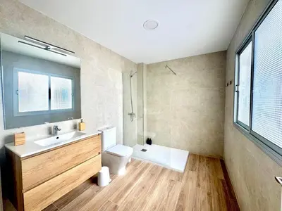 Un baño de City Beach Las Canteras