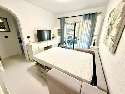 Una televisión o centro de entretenimiento en Miami Beach