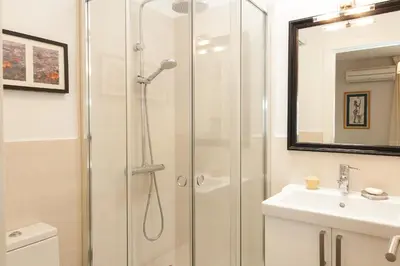 Un baño de BN04 Central Playa del Ingles by VillaGranCanaria
