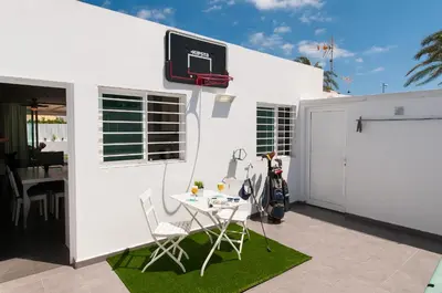 Un patio o zona al aire libre en BN04 Central Playa del Ingles by VillaGranCanaria