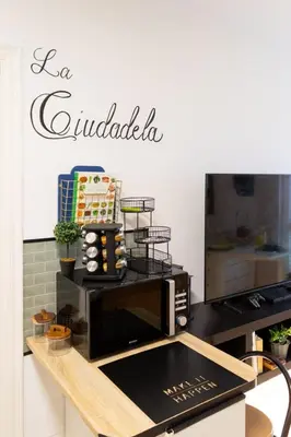 Una televisión o centro de entretenimiento en La Ciudadela