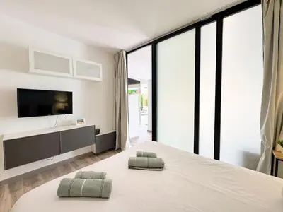 Cama o camas de una habitación en Oasis Beach Home II - Your Private Retreat with Jacuzzi