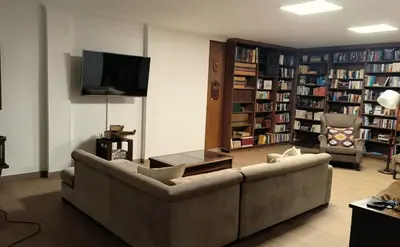 Biblioteca en el apartamento