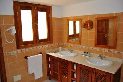 Un baño de Casa Rural Los Suárez