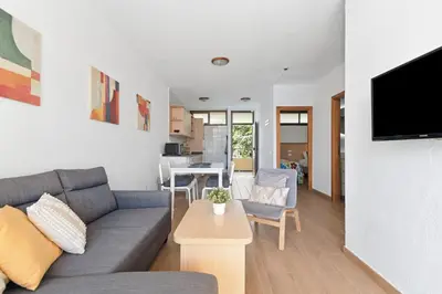 Una televisión o centro de entretenimiento en SUNSET BAY 208 by HOMESTAYGRANCANARIA