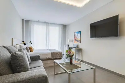 Una televisión o centro de entretenimiento en Home2Book Saucillo Suites, Cozy Stay Las Palmas