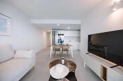 Una televisión o centro de entretenimiento en Blue Balcony Suites by Airnest