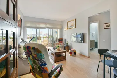Una televisión o centro de entretenimiento en Sole Beachstay Las Canteras by VillaGranCanaria