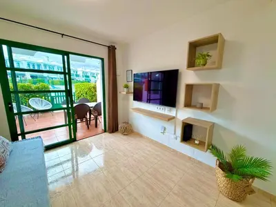 Una televisión o centro de entretenimiento en Oasis Maspalomas Dunaflor Verde