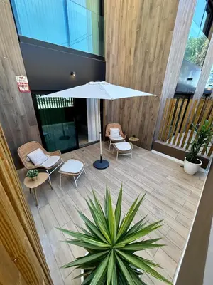 Un balcón o terraza de New and cozy apartment next to the beach